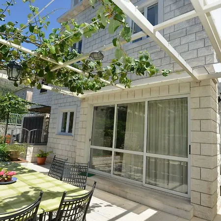 Elly's Nika Appartement *